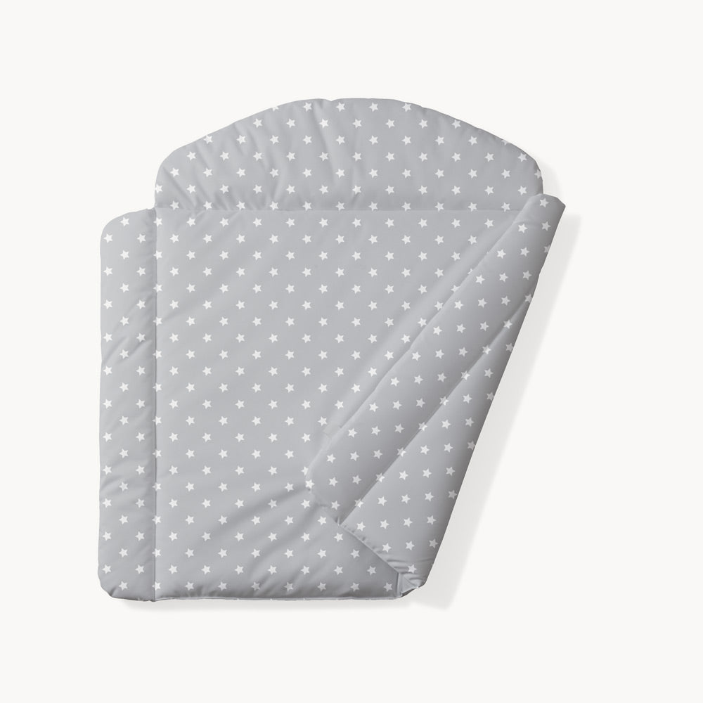 Beidseitig bedruckte graue Wickelauflage mit weißen Sternen und beweglichen Kopf- und Seitenteilen.