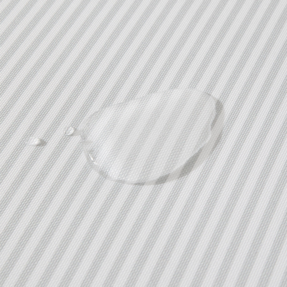 Detailansicht einer wasserabweisenden Wickelauflage mit grauen Streifen.