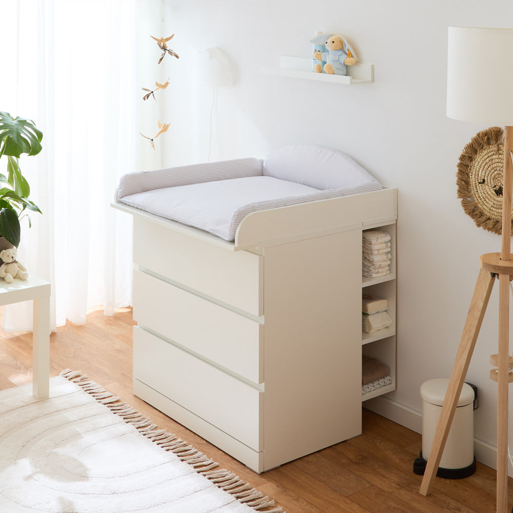 IKEA Malm Kommode mit Stauraumregal, Wickelaufsatz und Wickelauflage, die flexible Kopf- und Seitenteile hat.