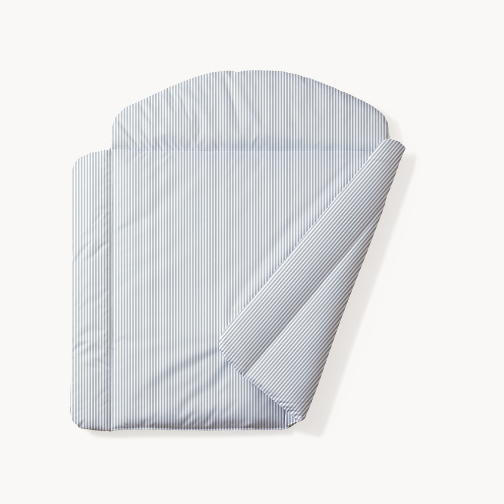 Einzelansicht einer beidseitig bedruckten Wickelauflage mit Streifenmuster und flexiblen Kopf- und Seitenteilen.