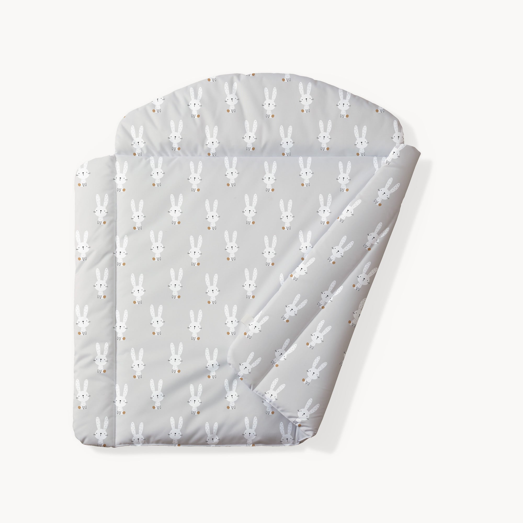 Beidseitig bedruckte Wickelauflage mit Umrandung und Hasen-Motiv.