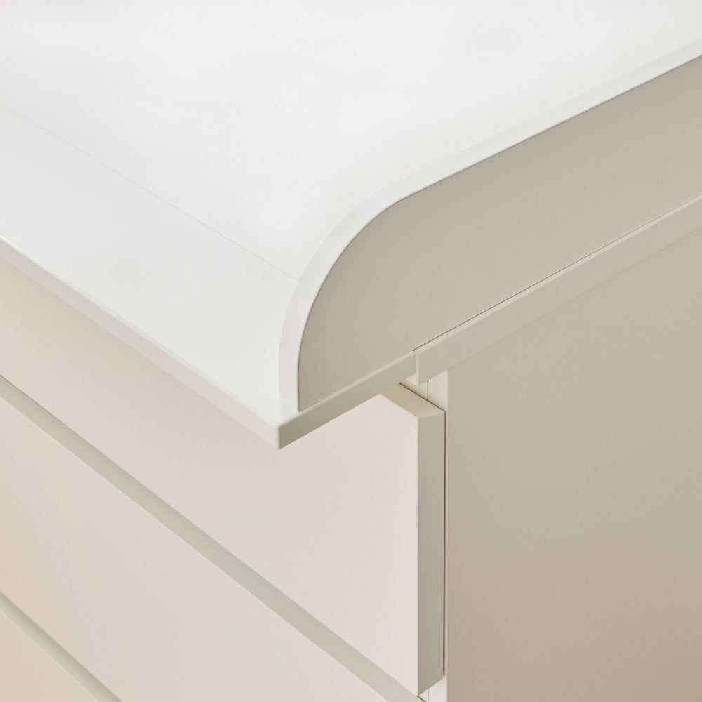 Detailaufnahme der abgerundeten Ecken und Kanten vom Wickelaufsatz Malm.