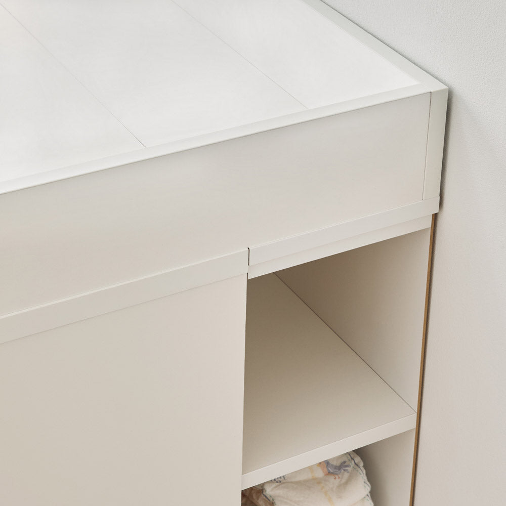 Detailaufnahme eines Regalfaches im Stauraumregal für den Malm Wickelaufsatz.