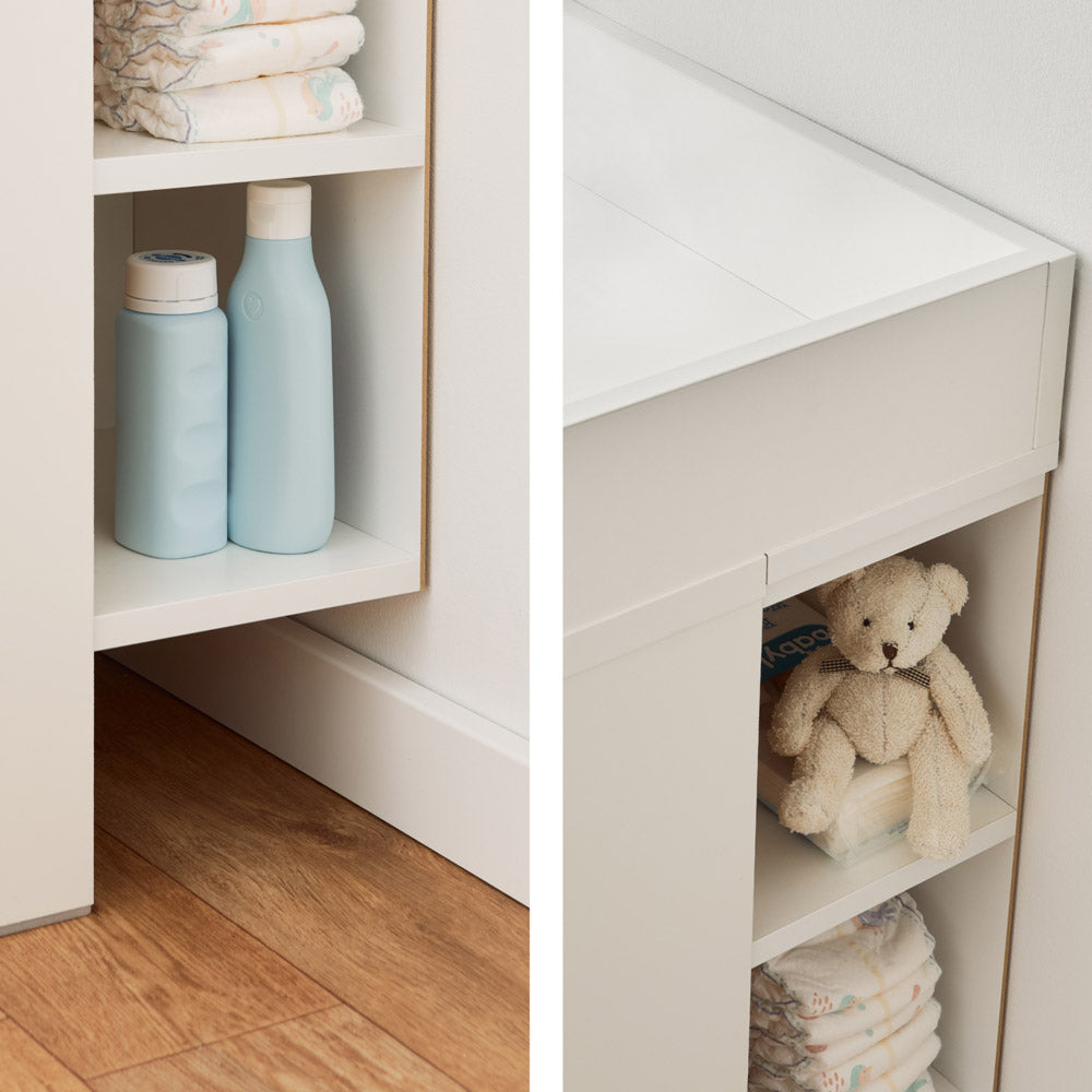 Detailaufnahme Stauraumregal hinter einer Malm Wickelkommode.