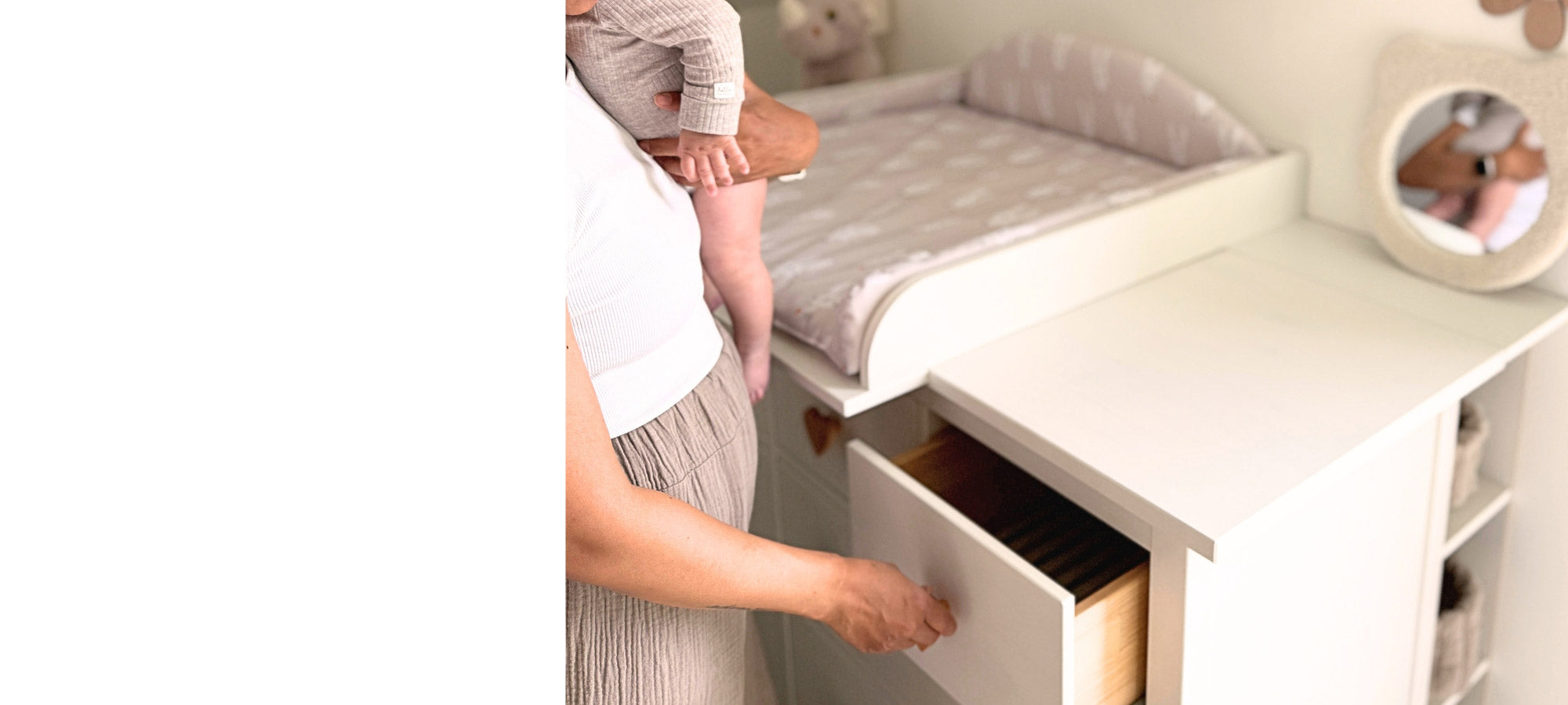 Wickelaufsatz, Wickelauflage und Organizer auf einer IKEA Hemmnes Kommode – praktische Stauraumlösung für das Babyzimmer.