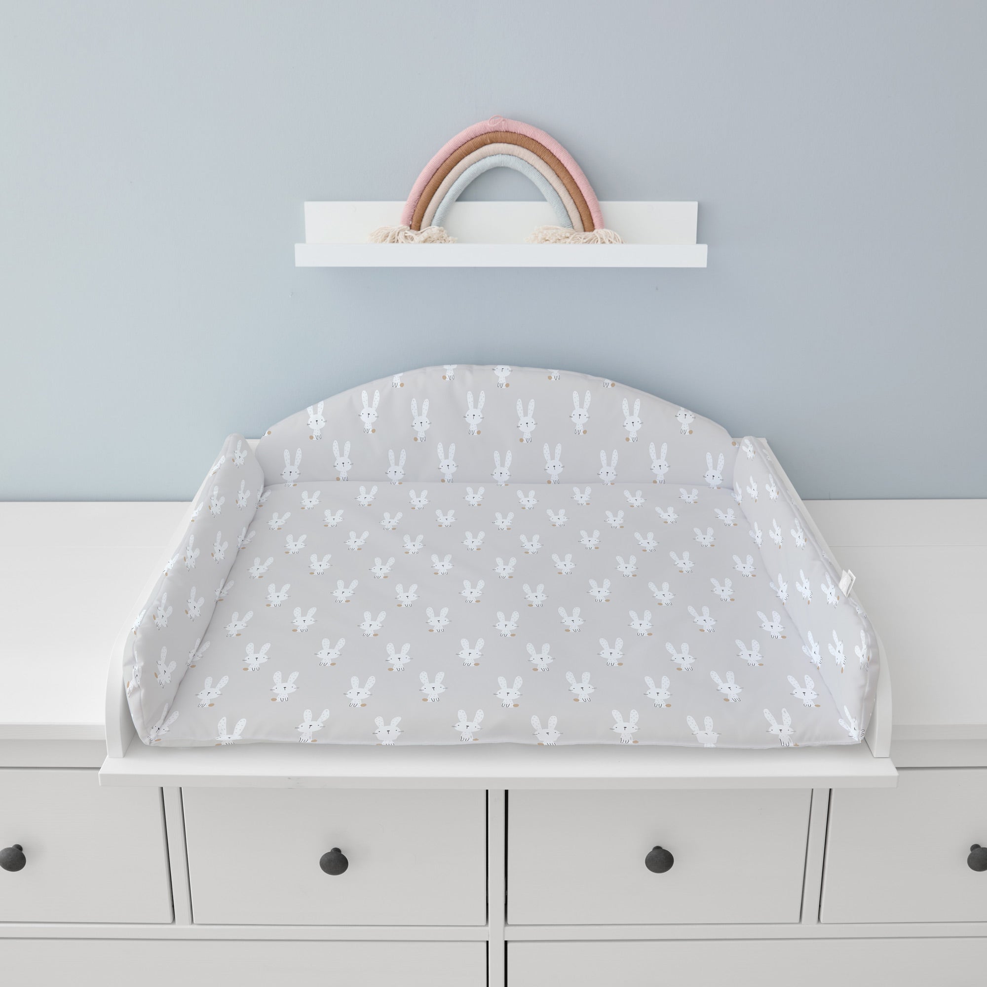 Wickelauflage mit flexibler Umrandung im Hasen-Muster auf Hemnes Wickelkommode.