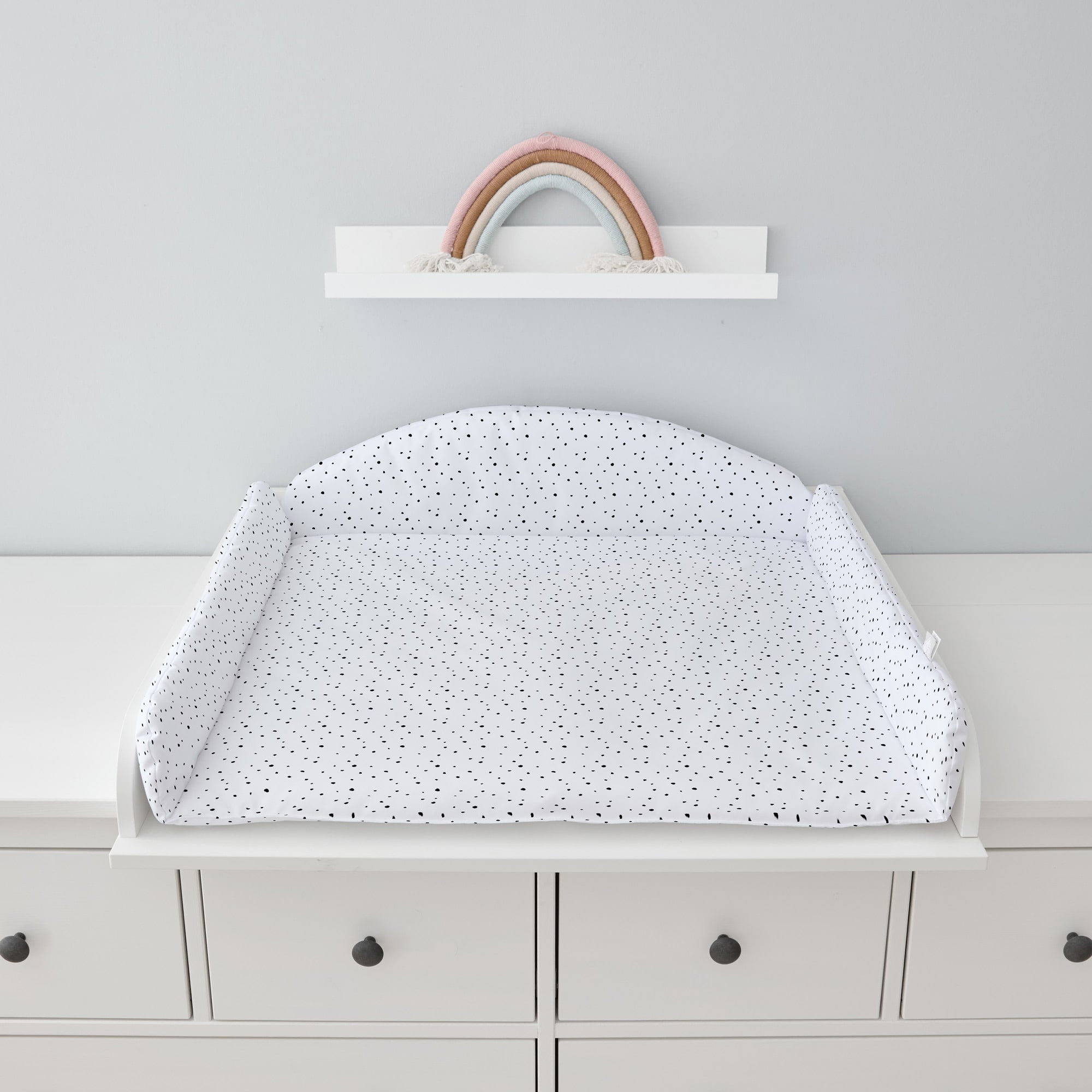 Wickelauflage mit flexibler Umrandung im Punkte-Muster auf Hemnes Wickelkommode.