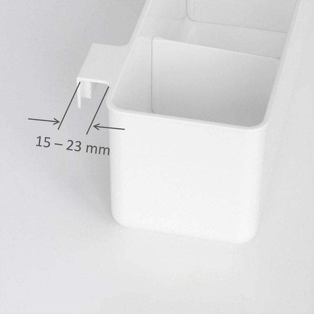 Detailansicht von einem weißen Plastik Wickeltisch Organizer mit Hängevorrichtung und entsprechenden Maßangaben.