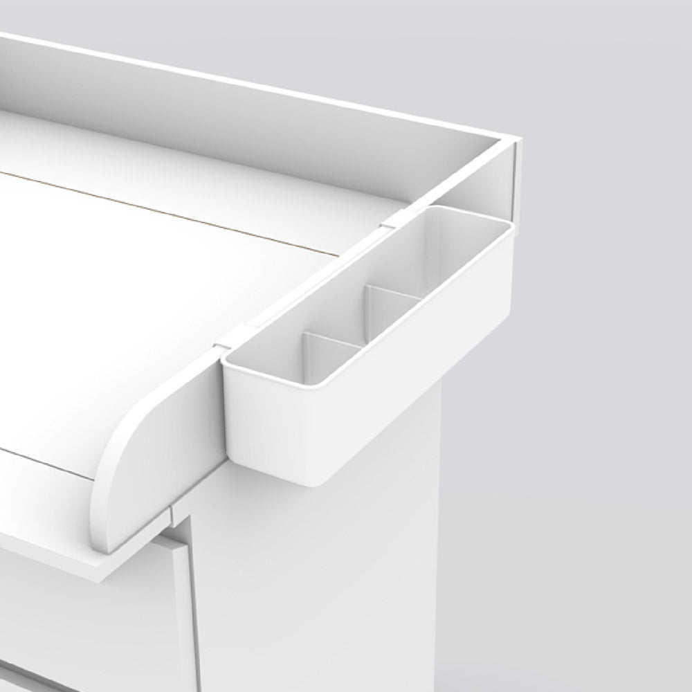 Malm Wickelaufsatz auf IKEA Malm Kommode mit an der Seite hängendem Wickeltisch Organizer.
