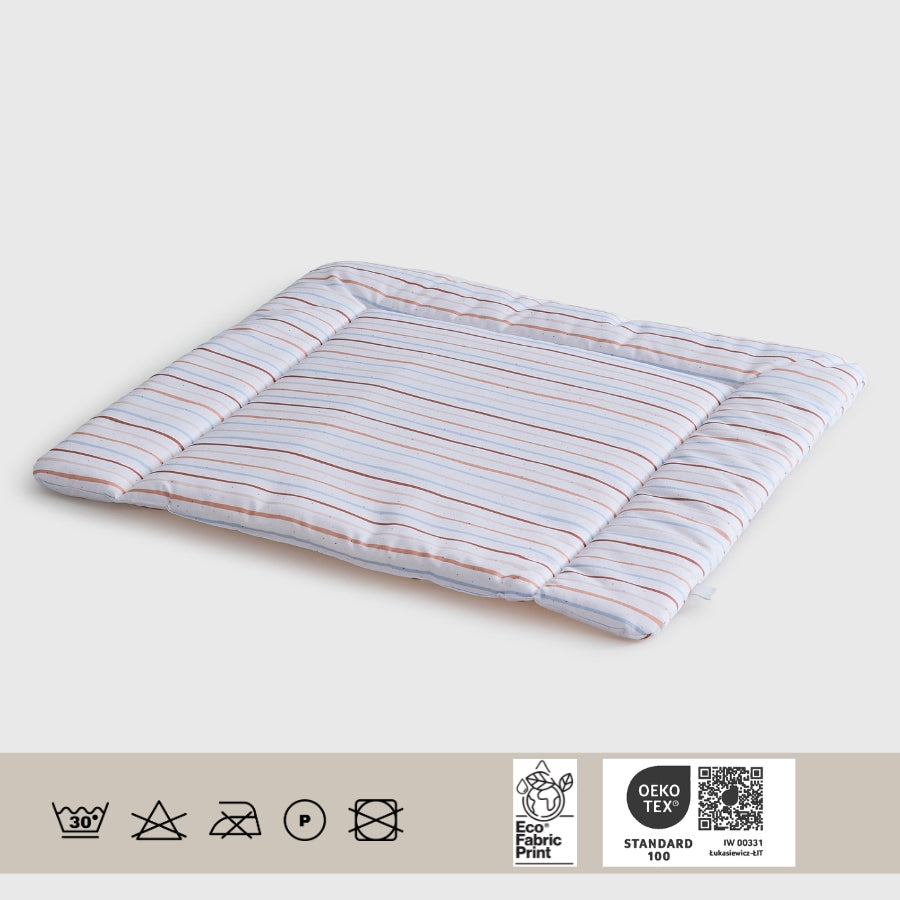 Alle wichtigen Informationen zum Material sind hier zu sehen: Die Wickelunterlage ist bei 30 °C in der Waschmaschine waschbar. Bügeln ist nicht möglich. Der Stoff entspricht dem OEKO-TEX Standard 100 und ist somit auf Schadstoffe geprüft und zertifiziert.