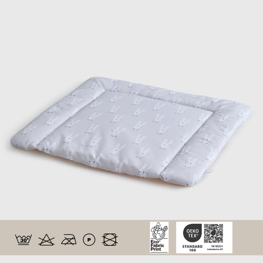 Darstellung aller Informationen zu Pflegehinweisen und Zertifizierungen einer Wickelunterlage.