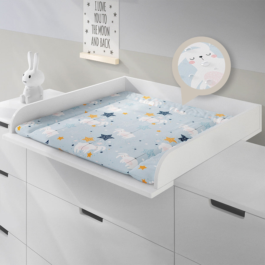 Hellblaue Wickelauflage mit weissen Hasen die an Sternen hängen in einem 80 cm breiten Wickelaufsatz auf einer Ikea Kommode
