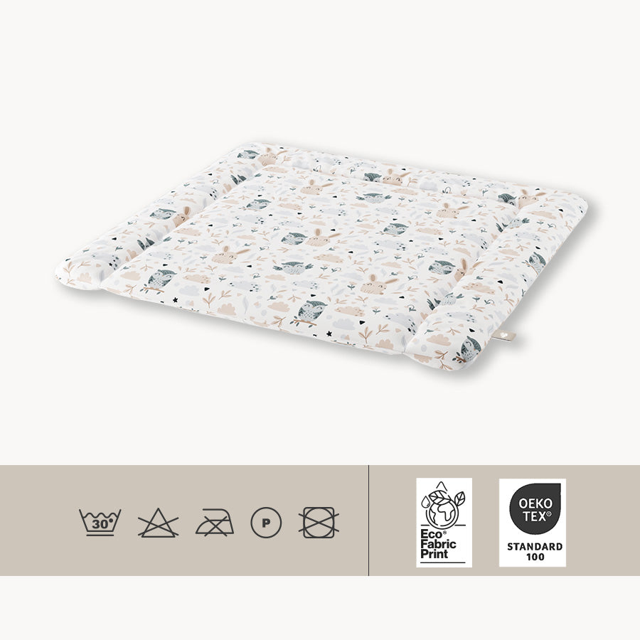 Wickelauflage mit Pflegehinweisen (z. B. 30°-Wäsche möglich) und Zertifizierungen, wie Öko-Tex 100