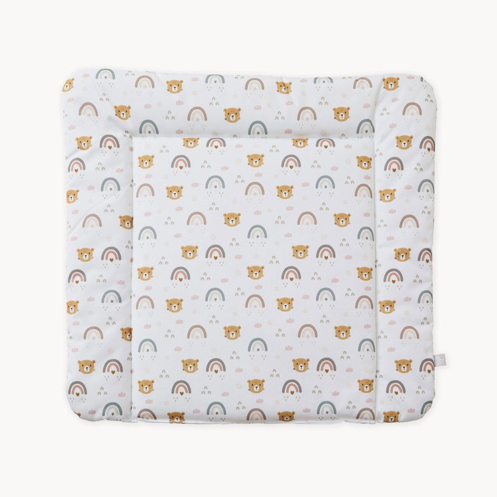 Eine Wickelunterlage mit einem Regenbogen-Teddy-Muster.