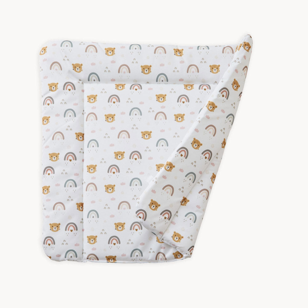 Eine beidseitig bedruckte Wickelauflage mit Regenbogen-Teddy Muster.