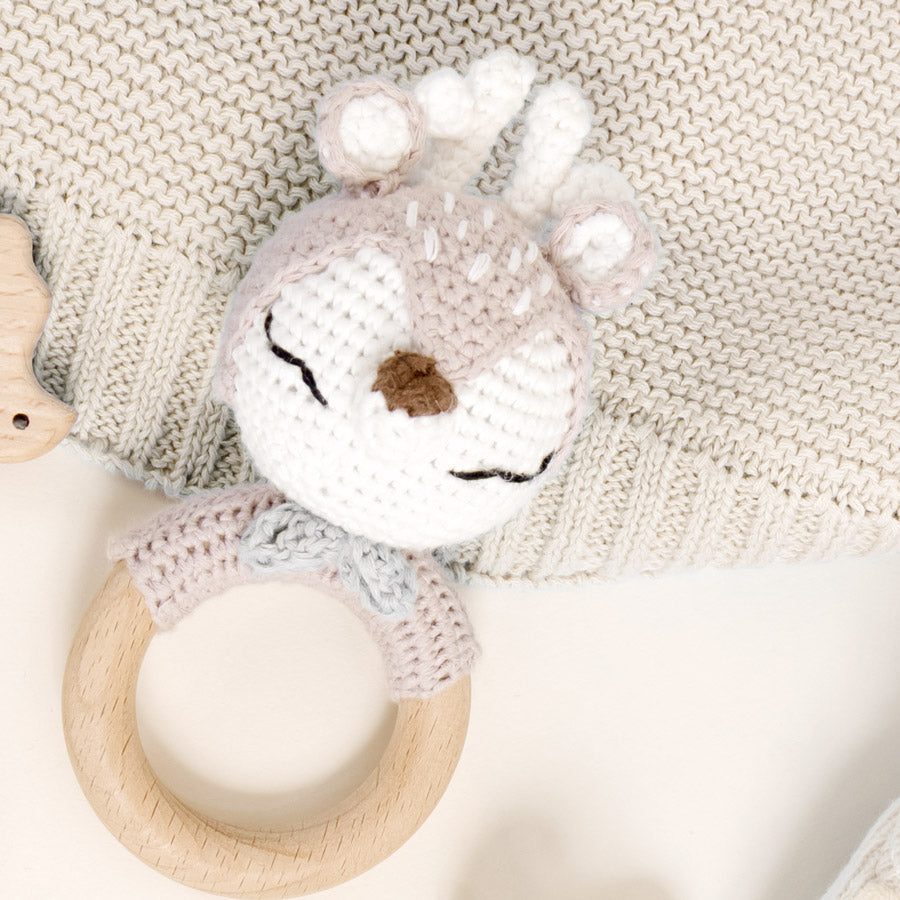 Rassel und Beißring in einem für Babys.