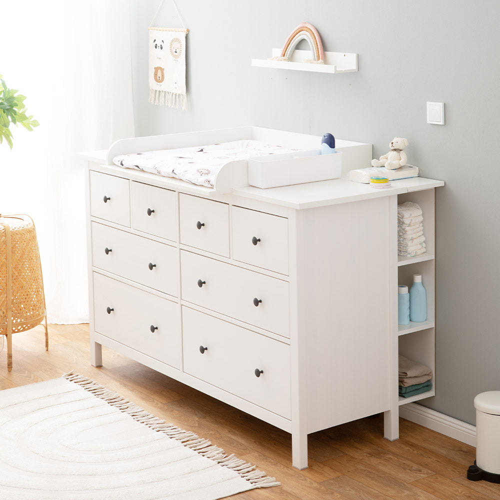 Große, weiße Hemnes Kommode von IKEA mit Wickelaufsatz, Wickelauflage und Stauraumregal.