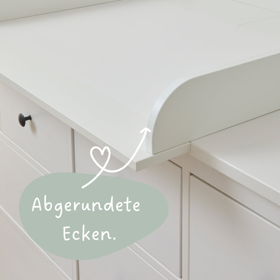 Weiße IKEA Hemnes Kommode mit einem weißen Wickelaufsatz, mit abgerundeten Ecken.