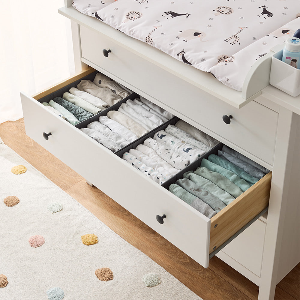 Hemnes Wickelkommode mit einsetzbaren Faltboxen. Babykleidung lässt sich sehr übersichtlich zusammenfalten und einsortieren.