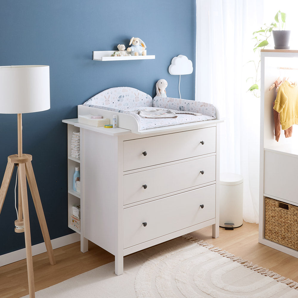 IKEA Hemnes Kommode als Wickelkommode mit passendem Wickelaufsatz, Wickelauflage und Srauraumregal.