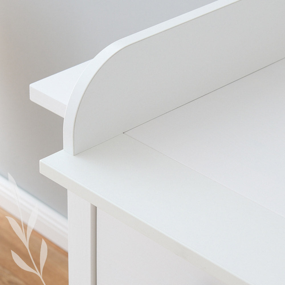 Detailaufnahme der abgerundeten Kanten vom Hemnes Wickelaufsatz.