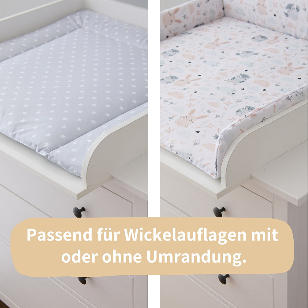 Vergleichsfoto von einer Wickelauflage mit und ohne Umrandung in einem Wickelaufsatz für die kleine Hemnes Kommode.