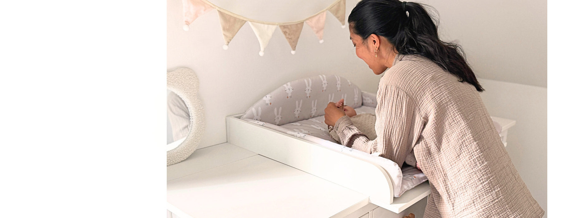 IKEA Hemnes Kommode mit passgenauem Wickelaufsatz und Wickelauflage im modernen Babyzimmer.