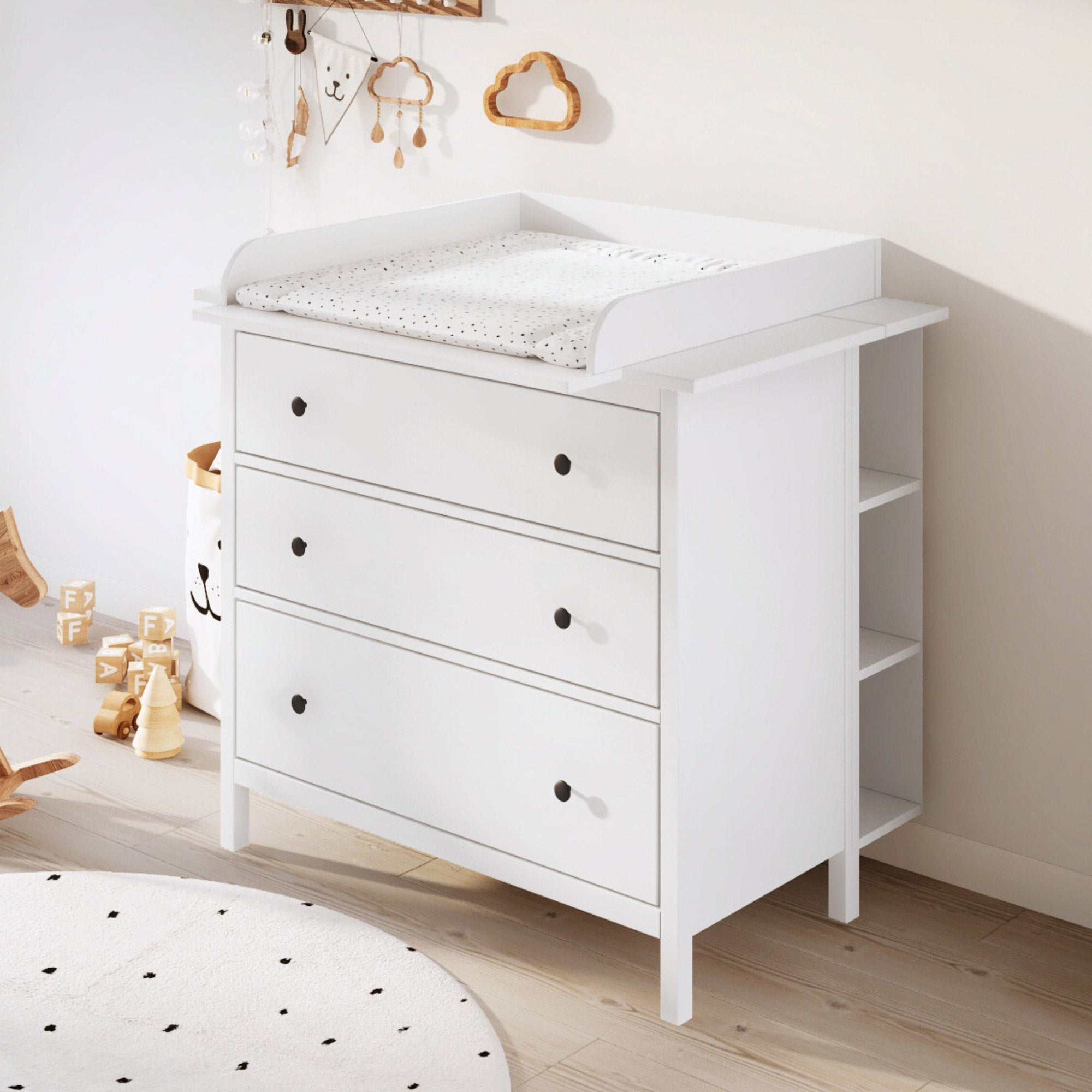 Hemnes Wickelkommode mit Stauraumregal.