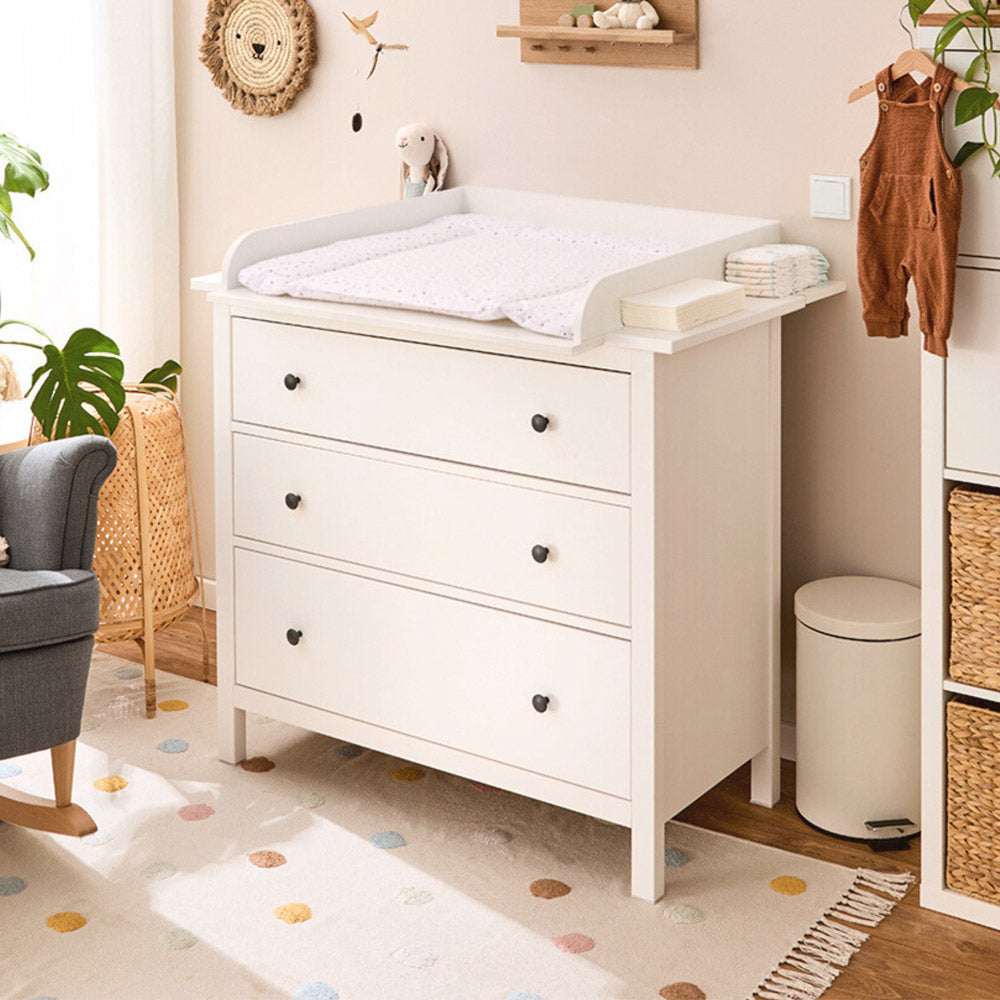 Weiße Hemnes Kommode mit 3 Schubladen, passendem Wickelaufsatz und Wickelauflage.