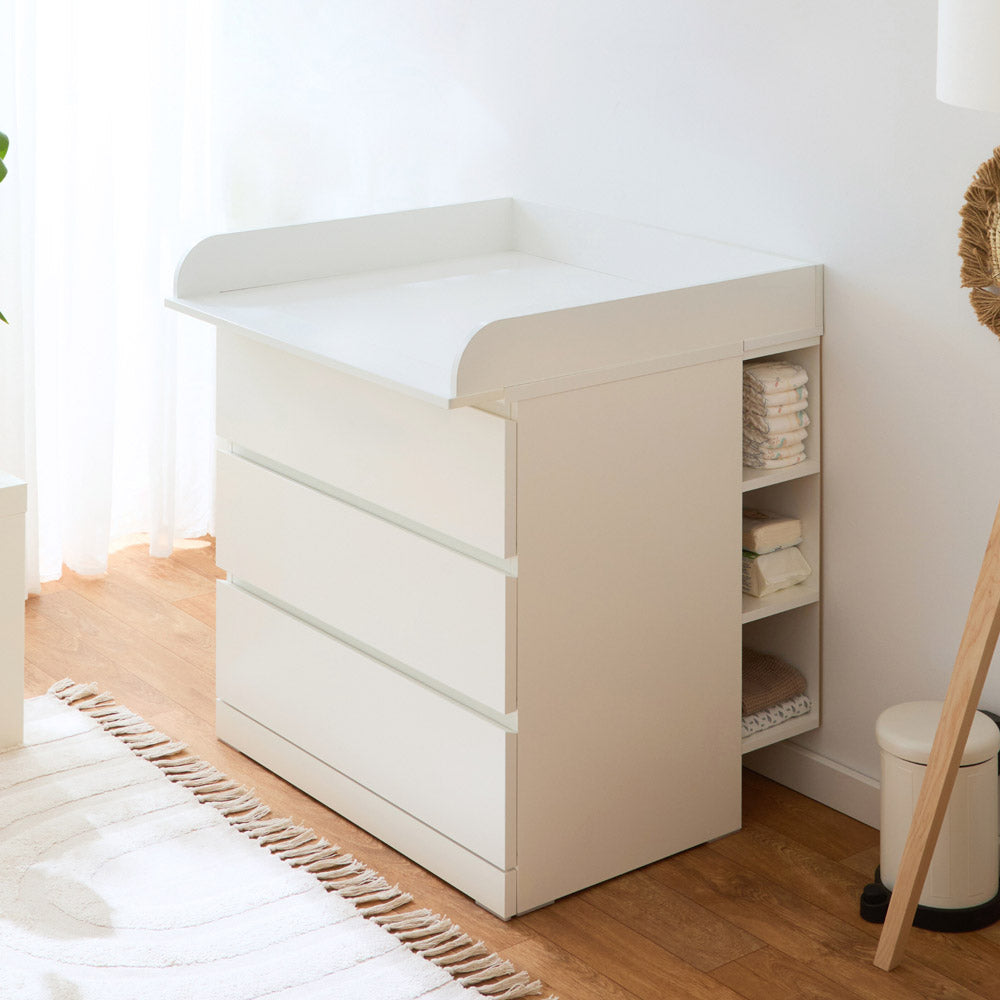 Weiße IKEA Malm Kommode mit Wickelaufsatz und Stauraumregal.