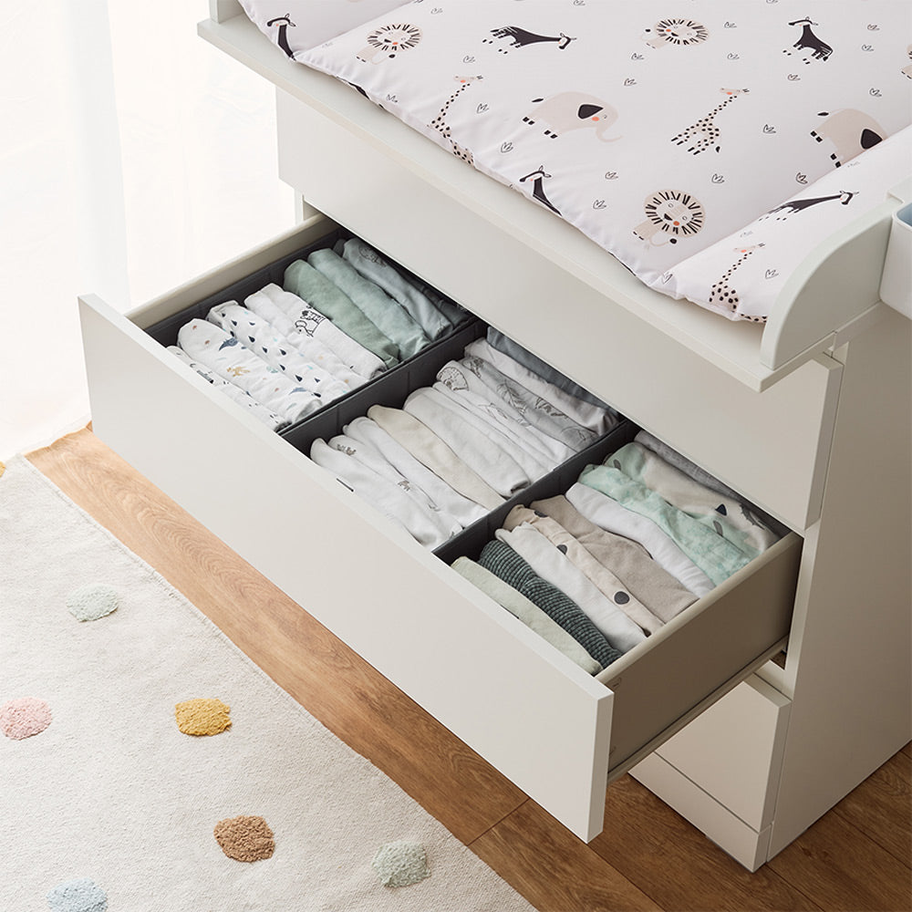 IKEA Malm Wickelkommode mit 3 einsetzbaren Faltboxen. Babykleidung lässt sich sehr übersichtlich zusammenfalten und in die Organizer einsortieren.