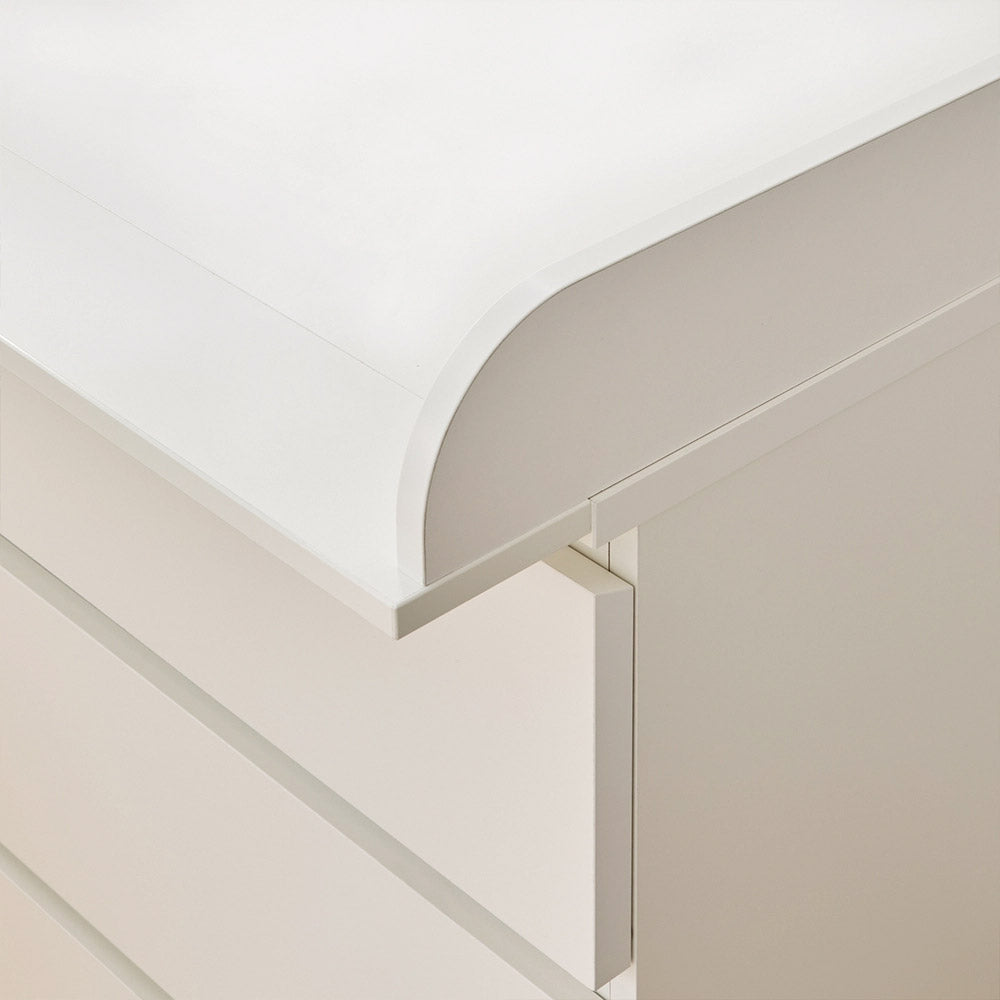 Malm Wickelaufsatz auf IKEA Malm Kommode in Weiß.