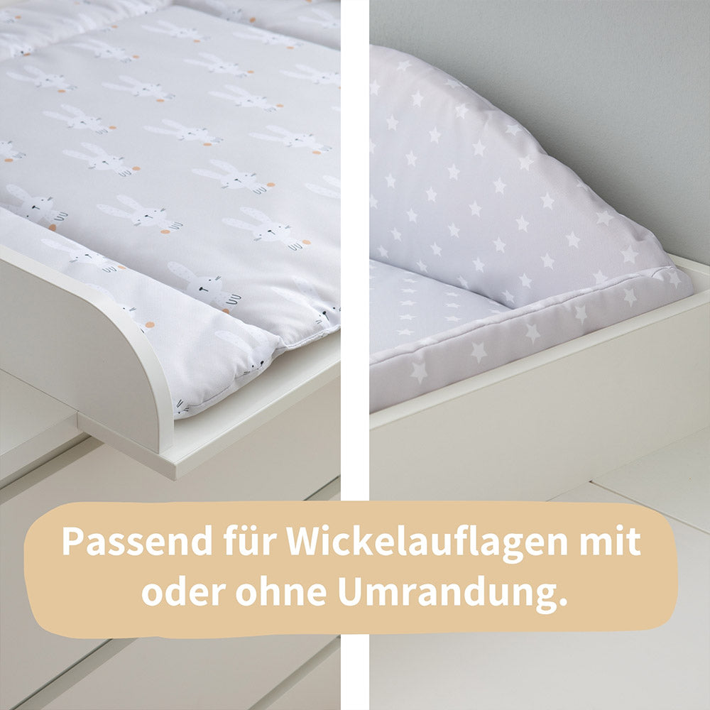 Vergleichsfoto von einer Wickelauflage mit und ohne Umrandung in einem Wickelaufsatz für die große Malm Kommode.
