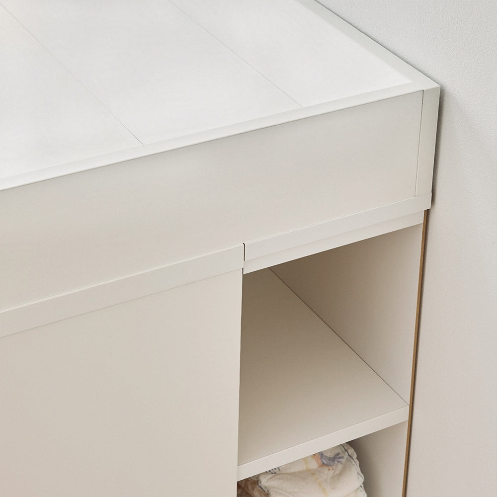 Malm Wickelaufsatz auf IKEA Malm Kommode mit Stauraumregal in Weiß.