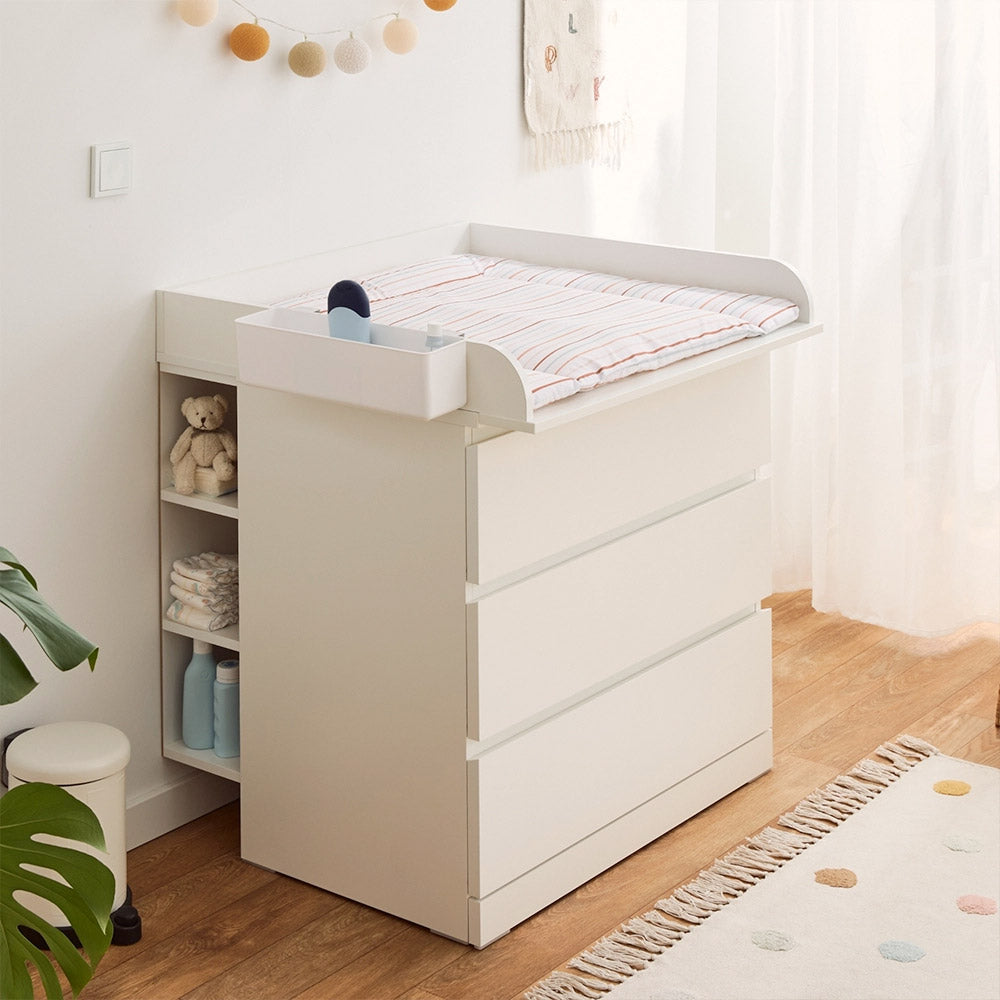 Weiße IKEA Malm Kommode mit Wickelaufsatz, Wickelauflage, Stauraumregal und Wickeltisch Organizer.