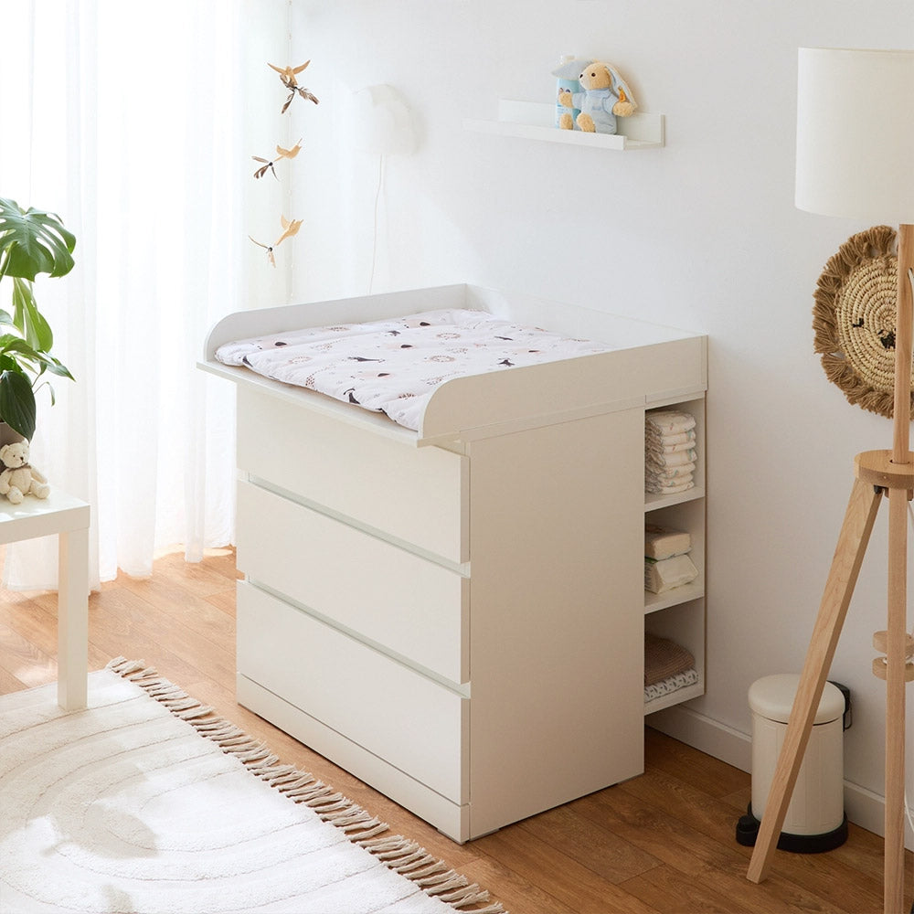 Weiße IKEA Malm Wickelkommode mit Wickelaufsatz, Wickelauflage und Stauraumregal. 