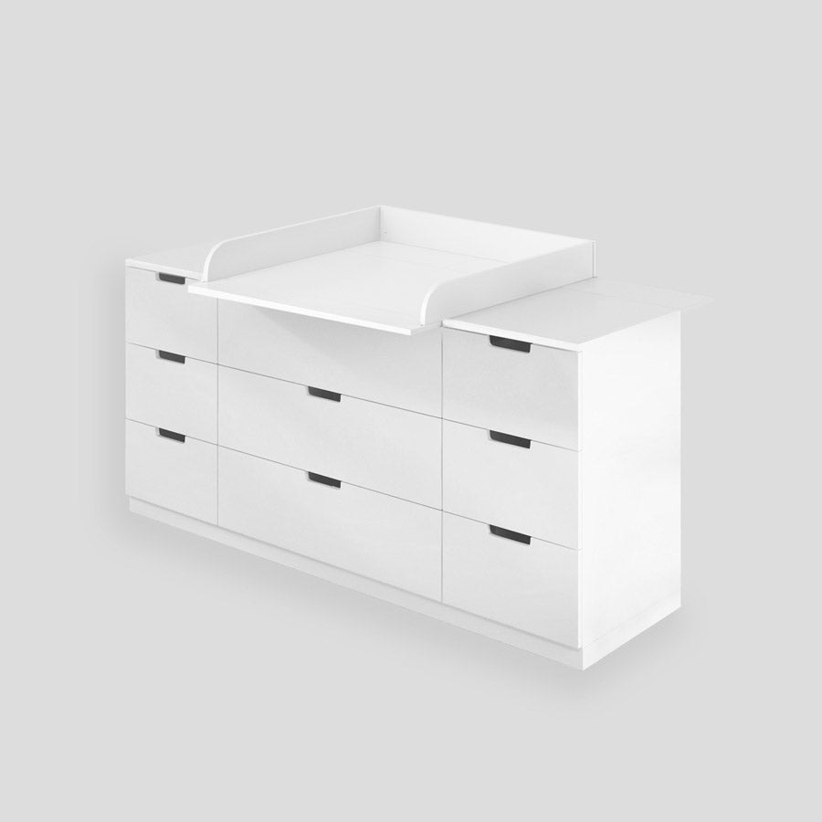 Weißer Nordli Wickelaufsatz auf weißer IKEA Nordli Kommode mit insgesamt 9 Schubladen.