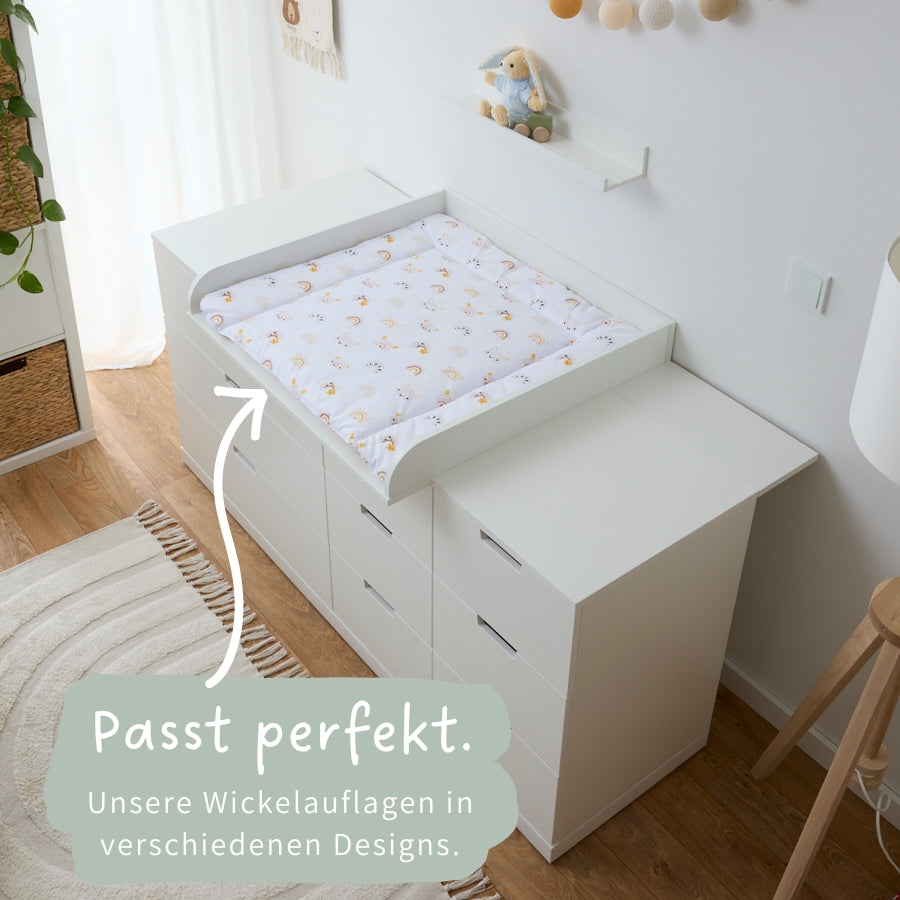 Eingerichteter Wickeltisch, der aus der weißen IKEA Nordli Kommode, passgenauem Wickelaufsatz und Wickelauflage besteht.