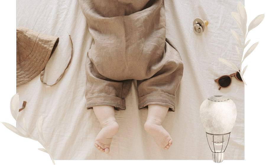 Babyfüße auf einer Decke.