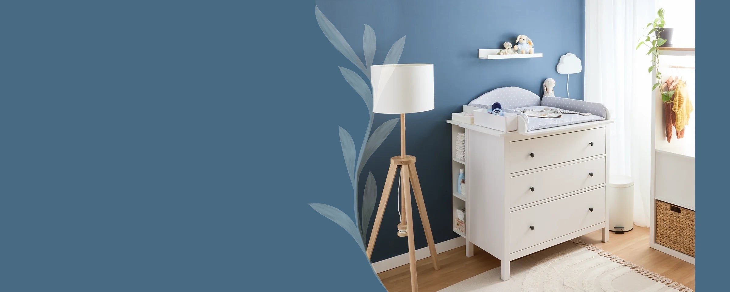 Hemnes Wickelkommode mit Wickelaufsatz, Wickelauflage und Stauraumregal.
