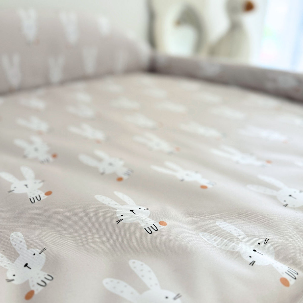 Detailaufnahme einer Wickelauflage mit Häschen-Muster.