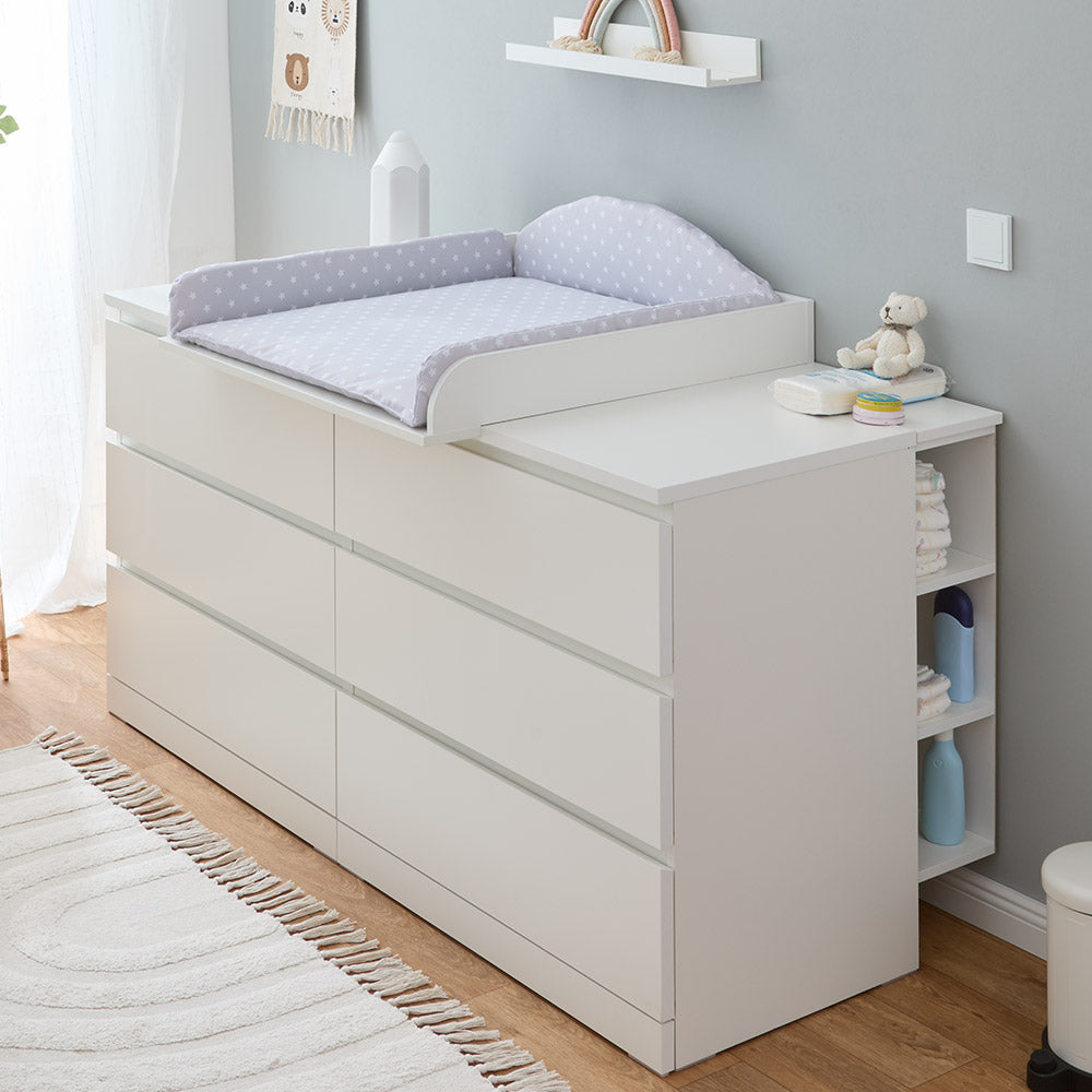 Weiße, große Malm Kommode von IKEA mit Wickelaufsatz, Wickelauflage und Stauraumregal.