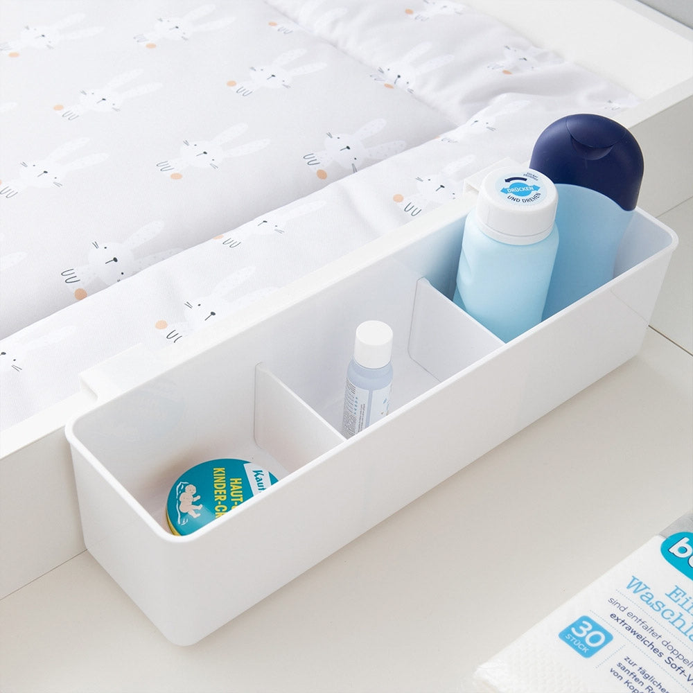 Mit Pflegeartikeln gefüllter Wickeltisch Organizer.