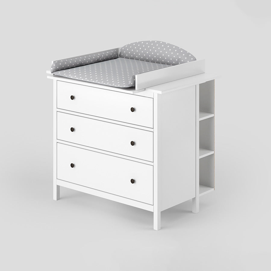 Wickeltisch Set, bestehend aus weißer IKEA Hemnes Kommode mit 3 Schubladen, passgenauem Wickelaufsatz, Wickelauflage mit weißen Sternen und Stauraumregal.