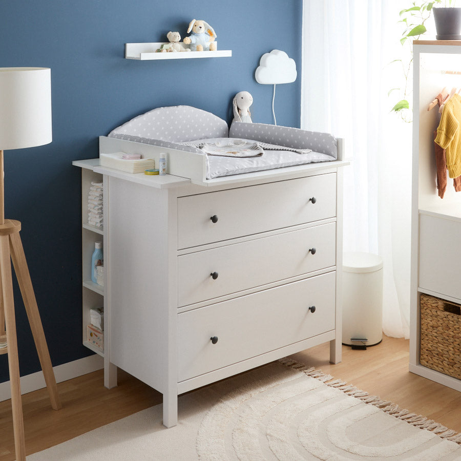 Wickeltisch Set für die Hemnes Kommode mit 3 Schubladen von IKEA mit einem passgenauen Wickelaufsatz und einer Wickelauflage mit Sternenmuster. Außerdem ist an der Rückseite der Kommode ein Stauraumregal montiert.