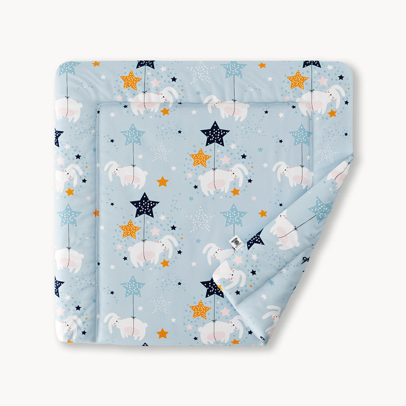 Wickelauflage in hellblau mit Hasen und Sternen Muster